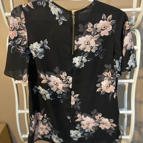 A black top - Picture 2 of 2